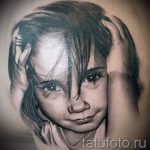 фото тату портрет ребенка - девочка с черными волосами поправляет волосы руками