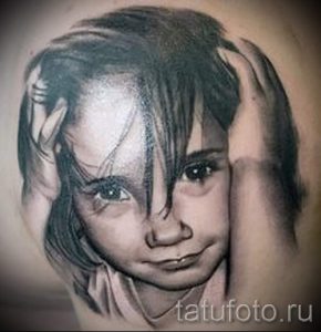 фото тату портрет ребенка - девочка с черными волосами поправляет волосы руками
