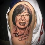 Фото тату портрет мамы - азиатская женщина в очках и надписи