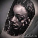 фото тату портрет девушки - девушка поправляет волосы немного склонив голову