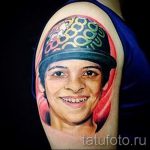 Фото тату портрет - подросток в кепке - цветная татуировка