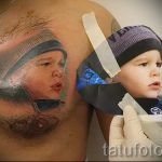 Фото тату портрет - цветная работа на пол груди мужчины - рисунок - мальчик в шапочке