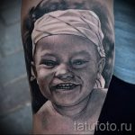 Фото тату портрет ребенка - маленький мальчик с улыбкой на лице и повязанной косынкой на голове