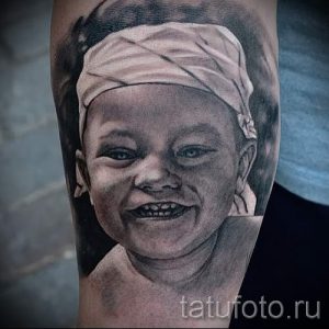 Фото тату портрет ребенка - маленький мальчик с улыбкой на лице и повязанной косынкой на голове