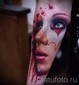 фото тату портрет - лицо девушки с макияжем клоуна