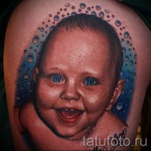 Фото тату портрет ребенка во время купания