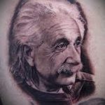 фото черно-белой татуировки с портретом Альфреда Эйнштейна