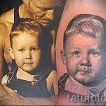фото тату портрет мальчика и фото с которой выполнена татуировка