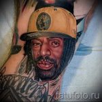фото тату портрет - темнокожий мужчина в коричневой кепке