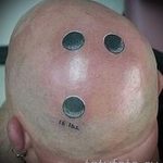 смешное тату на лысой голове - шар для боулинга
