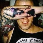 Смешная татуировка с глазами на руку