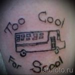 Смешная татуировка со школьным автобусом