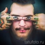 Смешная тату на пальцах - глаза