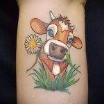 Смешная тату с коровой и цветком