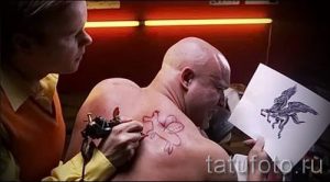 Смешная и неудавшаяся тату на теле крепкого мужчины