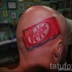 смешная татуировка с шоколадкой на лысой голове