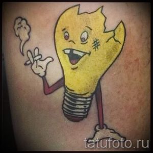 смешная тату с курящей лампочкой