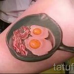 смешная тату - яичница в сковородке