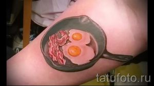 смешная тату - яичница в сковородке