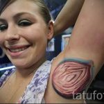 смешная татуировка - разрезанная луковица подмыкой у девушки
