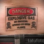 смешная татуировка - предупреждение о газовой опасности на пояснице