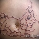 баян - смешная татуировка с двумя обезьянками на пузе