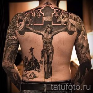 Фото тату иконы - крест и распятие на спине