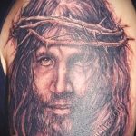 фото тату икона - портрет Иисуса с венком на голове