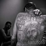 Фото тату иконы распятие и портрет Иисуса - на всю спину - тюремная татуировка
