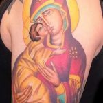 Цветная тату Божьей Матери с ребенком на плече - фото
