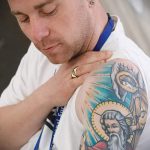 Тату икона со святыми на плече и руке мужчины - фото цветной татуировки