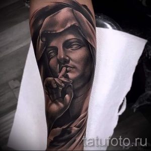Фото тату иконы - дева с пальцем у губ