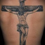 Большая татуировка с распятым на кресте Иисусом - фото