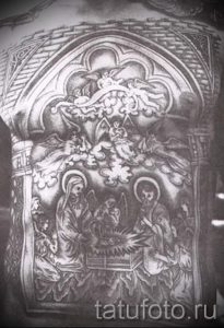 Большая тюремная татуировка с иконой на торсе - фото