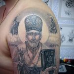 священник с книгой - фото вариант тату иконы