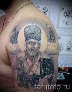 священник с книгой - фото вариант тату иконы