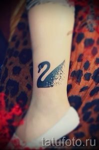 chernyj-lebed-tatu-primer-gotovoj-tatuirovki-7139-tatufoto-ru