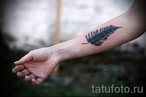Классная тату папоротник на фото - для статьи про значение татуировки 13