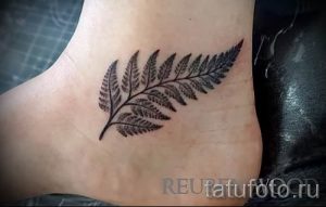 Классная тату папоротник на фото - для статьи про значение татуировки 19