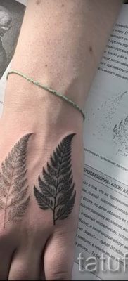 Классная тату папоротник на фото — для статьи про значение татуировки 32