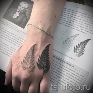 Классная тату папоротник на фото - для статьи про значение татуировки 32