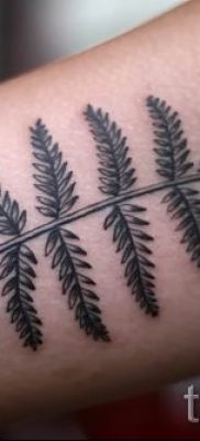 Классная тату папоротник на фото — для статьи про значение татуировки 40