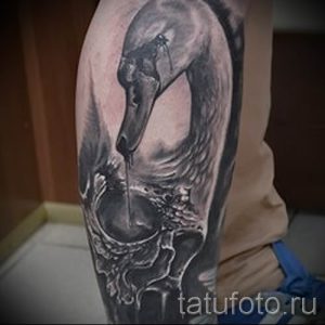 Пример татуировки с лебедем - фото для статьи про значение тату 5