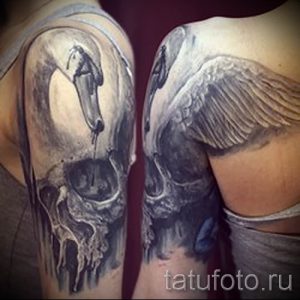 Пример татуировки с лебедем - фото для статьи про значение тату 6