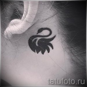 Пример татуировки с лебедем - фото для статьи про значение тату 8