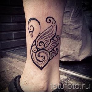 Пример татуировки с лебедем - фото для статьи про значение тату 18