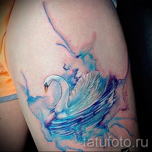 Пример татуировки с лебедем - фото для статьи про значение тату 38