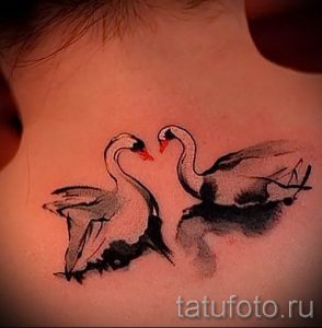 Пример татуировки с лебедем - фото для статьи про значение тату 40