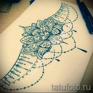Фото тату: детальный эскиз татуировки с изображением цветка лотоса, выполненный в технике линейной графики. Символ чистоты и просветления.