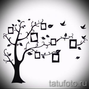Фото тату: Эскиз татуировки с изображением дерева, на ветвях которого расположены рамки для фотографий и летают птицы. Рисунок выполнен в черно-белой гамме.